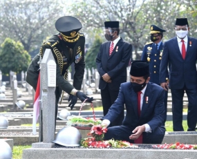 总统在在几位英雄的坟墓上撒花