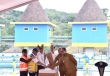 总统于星期一（20/5）为Belu Regency Kakuluk Mesak区Fatuketi村的Rotiklot大坝揭幕。 （照片：BPMI）