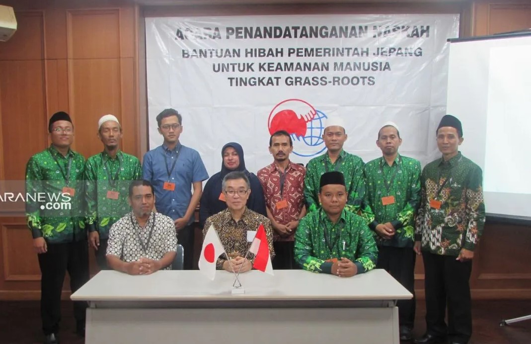 Foto-bersama-lembaga-penerima-bantuan