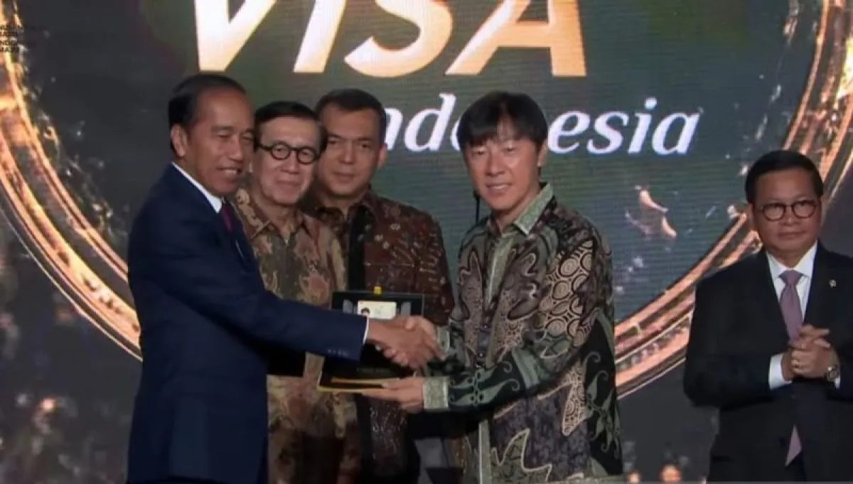 El presidente Joko Widodo proporciona Golden Visa a Shin Tae-yong