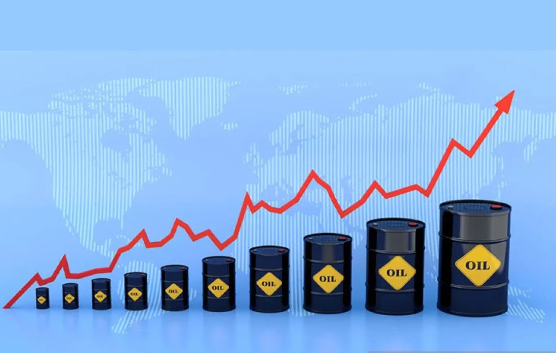 El precio mundial del petróleo sube, Pertamina mantiene estables los precios y las existencias del combustible