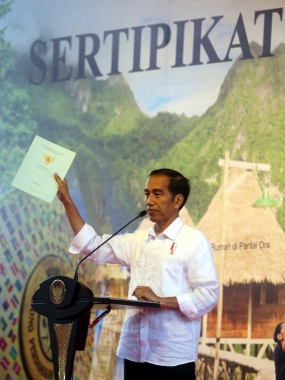 El presidente presenta miles de certificados de tierras en Sulawesi del Sur