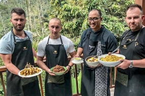 Cocineros extranjeros mientras exhiben especialidades indonesias para promover en sus respectivos países.