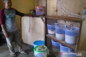 Rahifin, Director de BumDes Budi Daya ofrece equipos de producción de aceite de coco y productos VCO que están listos para la venta, PHOTO Slamet Ardiansyah. (Slamet)