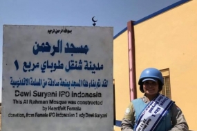 Bripka Dewi Suryani, oficial de policía encargado de vigilar la misión de paz de la ONU, tiene la función de construir la mezquita Ar Rahman en Darfur, Sudán.