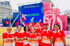  379/5000 Los atletas de cricket indonesios en el evento Campeón de Criiio se llevan a cabo en Trafalgar Square, Londres, durante dos días el viernes y el sábado. (12-13 / 7). Compuesto por Andriani y Ahmad Ramdoni de Java Occidental, Arkha Tri Maryanto de Java Central, y Kadek Dharmawan, Kadek Winda Prastini y Ni Putu Ayu Nanda Sakarini de Bali, y Yuliana de Kalimantan Oriental, tomando fotografías frente a la estatua de Nelson.