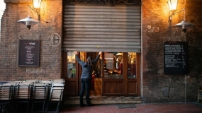 Clientes de Madrid pagan por adelantado bebidas para salvar el bar en las rocas de la pandemia de COVID-19