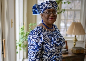 Okonjo-Iweala de Nigeria es nombrada primera mujer jefa africana de la OMC