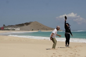 Varios turistas disfrutan de la belleza natural de la playa de Liman, distrito de Semau del sur, isla de Semau, regencia de Kupang, provincia de Nusa Tenggara Oriental.