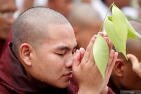 Un partidario budista de línea dura, el Rev. Wirathu, oró en la Pagoda Shwedagon en Yangon, luego de una orden de arresto por incitación en Yangon, Myanmar, el jueves (30/05/2019)