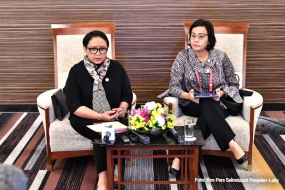 Menlu Retno Marsudi dan Menkeu Sri Mulyani memberikan keterangan pers mengenai KTT G20 di Osaka Jepang,