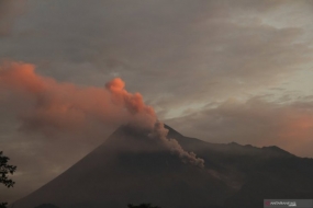 El monte Merapi escupe nubes calientes vistas desde Sleman, DI Yogyakarta, sábado (02/03/2019) (Entre fotos)